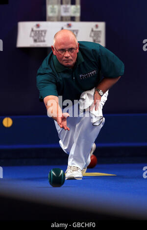 Bowls - The Potters Holidays World Indoor Bowls Championships 2009 - Potters Leisure Resort. Denis Leeden in action against Paul Foster Stock Photo