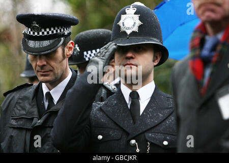 Metropolitan Police officers attend a service held in Abney Park Cemetery, Stoke Newington, beside grave of Police Constable William Frederick Tyler, of the Metropolitan Police Service, who was shot dead in the line of duty 100 years ago to the day in Tottenham, north London. Stock Photo