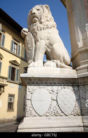 Loeweskulptur an der Statue von Dante Alighieri, Piazza Santa Croce, UNESCO Weltkulturerbe, Altstadt Florenz, Toskana, Italien, Europa Stock Photo