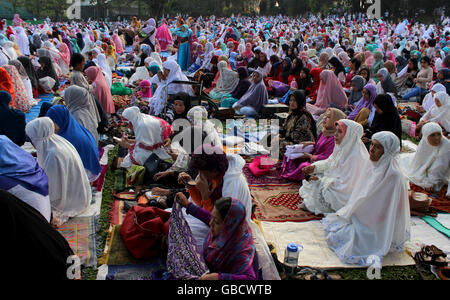 Bogor, Indonesia. 06th July, 2016. Muslim believers praying on Eid in Kebun Raya Bogor, Indonesia. Thousands of residents of Bogor while undergoing other salat Eid 1 Shaww?l 1437 Hijri. The Mayor of Bogor Bima Arya join the prayer together with Secretary of Bogor Sarip Ade Hidayat and Deputy Chairman of Bogor DRPD Heri Cahyoo and the leader of the Congregation along with Muslims. Credit:  Sutrisno Jambul /Pacific Press/Alamy Live News Stock Photo