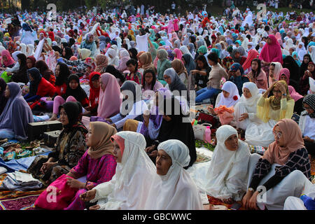 Bogor, Indonesia. 06th July, 2016. Muslim believers praying on Eid in Kebun Raya Bogor, Indonesia. Thousands of residents of Bogor while undergoing other salat Eid 1 Shaww?l 1437 Hijri. The Mayor of Bogor Bima Arya join the prayer together with Secretary of Bogor Sarip Ade Hidayat and Deputy Chairman of Bogor DRPD Heri Cahyoo and the leader of the Congregation along with Muslims. Credit:  Sutrisno Jambul /Pacific Press/Alamy Live News Stock Photo