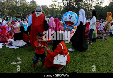 Bogor, Indonesia. 06th July, 2016. Muslim believers praying on Eid in Kebun Raya Bogor, Indonesia. Thousands of residents of Bogor while undergoing other salat Eid 1 Shaww?l 1437 Hijri. The Mayor of Bogor Bima Arya join the prayer together with Secretary of Bogor Sarip Ade Hidayat and Deputy Chairman of Bogor DRPD Heri Cahyoo and the leader of the Congregation along with Muslims. Credit:  Sutrisno Jambul /Pacific Press/Alamy Live News Stock Photo