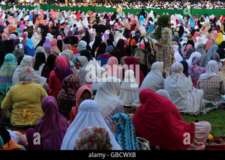 Bogor, Indonesia. 06th July, 2016. Muslim believers praying on Eid in Kebun Raya Bogor, Indonesia. Thousands of residents of Bogor while undergoing other salat Eid 1 Shaww?l 1437 Hijri. The Mayor of Bogor Bima Arya join the prayer together with Secretary of Bogor Sarip Ade Hidayat and Deputy Chairman of Bogor DRPD Heri Cahyoo and the leader of the Congregation along with Muslims. Credit:  Sutrisno Jambul /Pacific Press/Alamy Live News Stock Photo