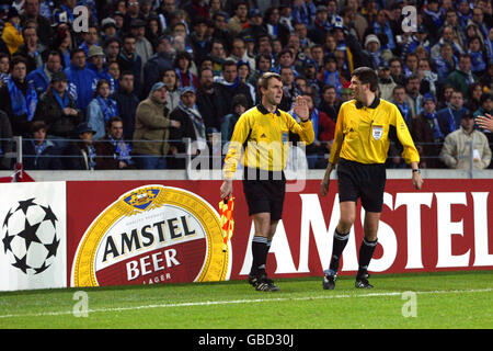 Soccer - UEFA Champions League - Second Round - First Leg - FC Porto v Manchester United. Referee Herbert Fandel (r) consults a his assistant prior to sending off Manchester United's Roy Keane Stock Photo