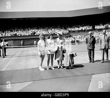 Tennis - Wimbledon Championships - Ladies' Singles - Final - Darlene Hard v Maria Bueno Stock Photo