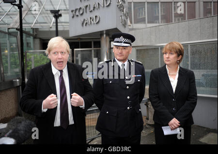 London Mayor Boris Johnson (left) congratulates new Metropolitan Police Commissioner, Sir Paul Stephenson (centre), whose appointment was announced by Home Secretary Jacqui Smith, at Scotland Yard, London. Stock Photo