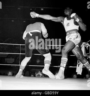 Boxing - ABA Championships - Wembley. Rudi Pika (l) dodges a jab from Frank Bruno (r), as Des Lynam (bottom l) watches Stock Photo