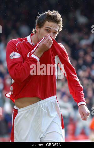 Nottingham Forest's Gareth Williams kisses the club badge after scoring the opening goal Stock Photo