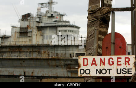 Former French aircraft carrier Clemenceau is tugged into the Able UK dock in Hartlepool, where it will be taken apart and scrapped. Stock Photo