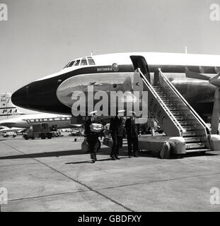 1950s, London Airport. Historical picture, a BOAC shuttle bus awaits ...