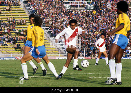 Soccer - FIFA World Cup 1978 Argentina - Second Round - Group B - Peru v Brazil - Estadio Ciudad de Mendoza, Mendoza. Peru's Teofilo Cubillas (c) finds himself surrounded by Brazilians Stock Photo