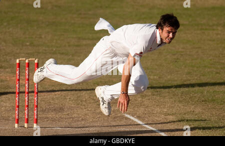 Cricket - Third Test - Day Two - West Indies v England - Antigua Recreation Ground. England's James Anderson bowls during the third test at the Antigua Recreation Ground, St Johns, Antigua. Stock Photo