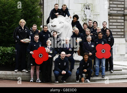 (left-right) Army Veterans Colonel David Steele, Colonel Donald Ross, Colonel Bobby Steel with members of the Glasgow Warriors Rugby Union Squad during the Hearts and Heroes photo-call at George Square, Glasgow. Stock Photo