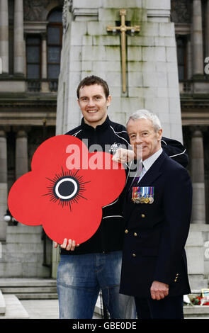 Colonel Bobby Steele (right) with Glasgow Warriors captain Alistair Kellog during the Hearts and Heroes photo-call at George Square, Glasgow. Stock Photo