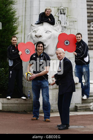 Colonel Donald Ross (center) with Glasgow Warriors' Dan Parks (left) Kelly Brown (left of center),Fergus Thomson (top) and Alistair Kellog (right) during the Hearts and Heroes photo-call at George Square, Glasgow. Stock Photo