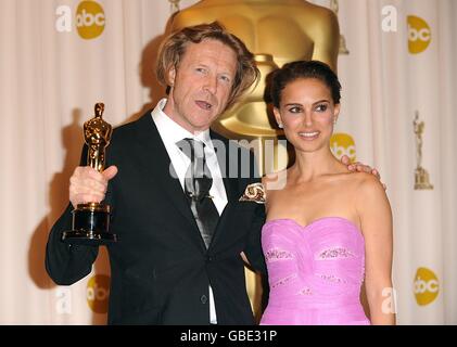 Anthony Dod Mantle with the Achievement in Cinematogrophy award, received for Slumdog Millionaire, and Natalie Portman at the 81st Academy Awards at the Kodak Theatre, Los Angeles. Stock Photo