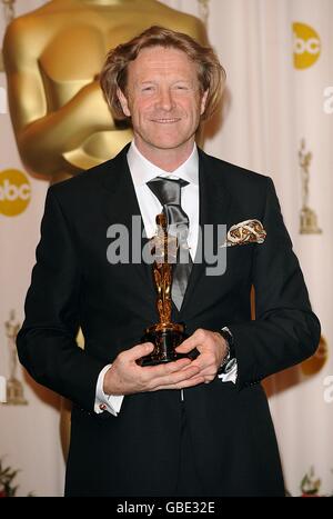 Anthony Dod Mantle with the Achievement in Cinematography award, received for Slumdog Millionaire, at the 81st Academy Awards at the Kodak Theatre, Los Angeles. Stock Photo