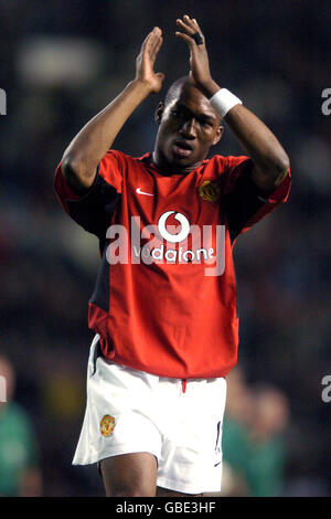 Soccer - FA Barclaycard Premiership - Manchester United v Leicester City. Manchester United's Eric Djemba-Djemba thanks the fans at the end of the game Stock Photo