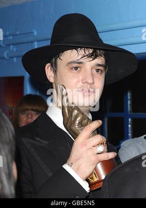 Pete Doherty with the Best Solo Artist award at the Shockwaves NME Awards 2009 at the 02 Academy, Brixton, London Stock Photo