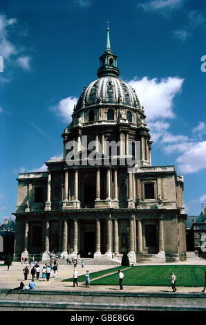 geography / travel, France, Paris, churches, Les Invalides, built 1670 - 1691 by Liberal Bruant and Jules Hardouin-Mansart, exterior view, commissioned by King Louis XIV, church, gave of Emperor Napoleon I and his brothers Joseph, Lucien, Jerome and Louis, of his son Napoleon II Duke of Reichstadt and Marshal Ferdinand Foch, architecture, classicism, dome, Baroque, 17th century, historic, historical, Hardouin Mansart, people, Additional-Rights-Clearences-Not Available Stock Photo