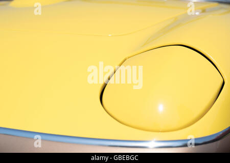 https://l450v.alamy.com/450v/gbebgc/detail-of-the-pop-up-front-headlight-of-a-yellow-1967-lotus-elan-sprint-gbebgc.jpg