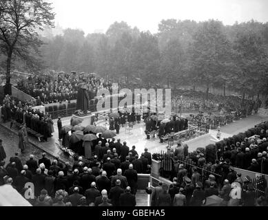 Royalty - Statue of King George VI - Carlton Gardens - London Stock Photo