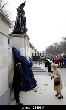 Britain's Queen Elizabeth II unveils a statue of the Queen Mother in The Mall in central London. Stock Photo