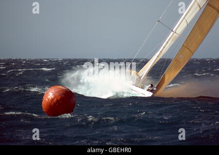 AJAXNETPHOTO. 1986. FREMANTLE, AUSTRALIA. - AMERICA'S CUP - AUSTRALIA IV HEADS FOR THE WEATHER MARK ON THE DEFENDERS ELIMINATION COURSE IN HEAVY INDIAN OCEAN SEAS. PHOTO:JONATHAN EASTLAND/AJAX REF:865272 HDD YAR Stock Photo