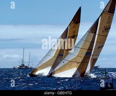 AJAXNETPHOTO. 1986. FREMANTLE, AUSTRALIA. - AMERICA'S CUP - WHITE CRUSADER K-24 (GB ) (NEAREST) AND EAGLE (US60) ON GAGE ROADS DURING ROUND ROBIN 1 OF CHALLENGER ELIMNIATIONS - DAY 11. PHOTO:JONATHAN EASTLAND/AJAX. REF:865287 Stock Photo