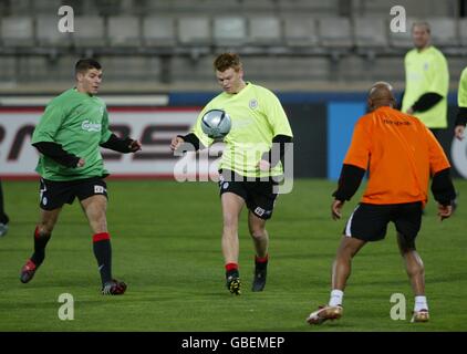 Soccer - UEFA Cup - Fourth Round - Second Leg - Olympique Marseille v Liverpool - Liverpool Training. Liverpool's John Arne Riise (c) and Steven Gerrard (l) during training Stock Photo