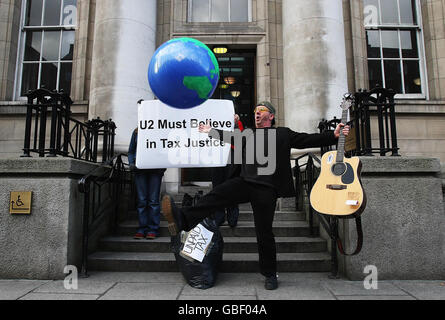 Members of the Debt and Development Coalition Ireland including Paul O'Toole (centre) dressed as Bono, the lead singer of U2, Protest outside the Department of Finance in Dublin on the eve of the launch of U2's new album 'No Line on the Horizon'. Stock Photo