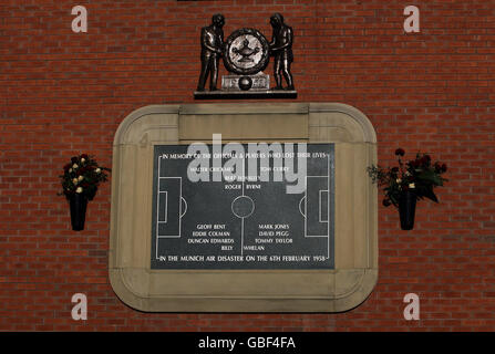 Plaque to remember the players that died in the Munich Air Disaster outside Old Trafford, home of Manchester United Football Club Stock Photo