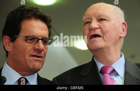 Launch of Sir Bobby Robson Cancer Research Trials Centre. Fabio Capello (left) and Sir Bobby Robson (right) at the Northern Cancer Unit in the Freeman hospital in Newcastle. Stock Photo