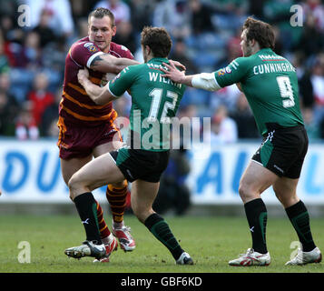 St Helens' Jon Wilkin (centre) tackles Huddersfield's Darrell Griffin during the engage Super League match at the Galpharm Stadium, Huddersfield. Stock Photo