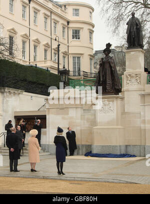Queen Mother statue unveiled Stock Photo