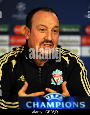 Soccer - UEFA Champions League - First Knockout Round - First Leg - Real Madrid v Liverpool - Liverpool Press Conference and.... Liverpool's Rafael Benitez speaks during a press conference at the Santiago Bernabeu Stadium, Madrid. Stock Photo