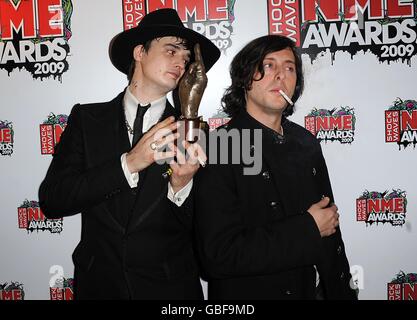 Pete Doherty (Left) with the Best Solo Artist award with Carl Barat at the Shockwaves NME Awards 2009 at the 02 Academy, Brixton, London Stock Photo