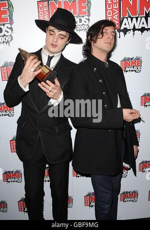 Pete Doherty (Left) with the Best Solo Artist award with Carl Barat at the Shockwaves NME Awards 2009 at the 02 Academy, Brixton, London Stock Photo