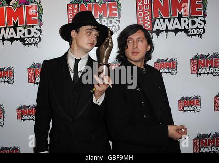 Pete Doherty (Left) with the Best Solo Artist award with Carl Barat at the Shockwaves NME Awards 2009 at the 02 Academy, Brixton, London Stock Photo