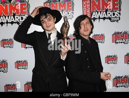 Pete Doherty (Left) with the Best Solo Artist award with Carl Barat at the Shockwaves NME Awards 2009 at the 02 Academy, Brixton, London Stock Photo