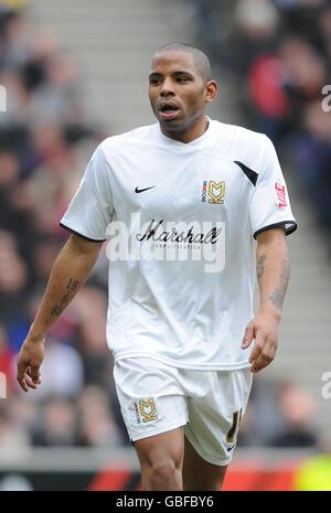 Soccer - Coca-Cola Football League One - Milton Keynes Dons v Leicester City - stadium:mk. Jason Puncheon, Milton Keynes Dons Stock Photo