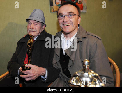 Oscar winning director Danny Boyle joins his father Frank at St Mary's Catholic Social Club in Radliffe near Manchester. Stock Photo