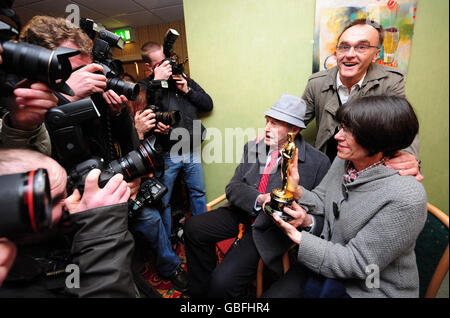 Oscar winning director Danny Boyle joins his father Frank and sister Maria at St Mary's Catholic Social Club in Radliffe near Manchester. Stock Photo