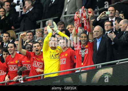 Soccer - Carling Cup - Final - Manchester United v Tottenham Hotspur - Wembley Stadium. Manchester United captain Rio Ferdinand lifts the Carling Cup trophy Stock Photo