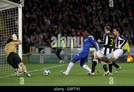 Chelsea's Michael Essien (centre) scores past Juventus' goalkeeper Gianluigi Buffon (left) to score the equalising goal Stock Photo