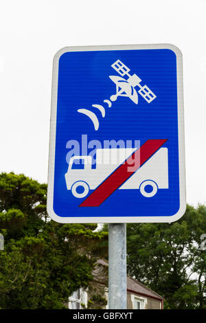 Blue sign showing lorry or HGV with red line through it and a satellite to warn that the road is unsuitable for lorries and not Stock Photo