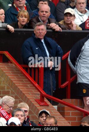 ALEX FERGUSON KEEPS AN EYE ON TIME. MANCHESTER UTD. MAN. 24 November ...