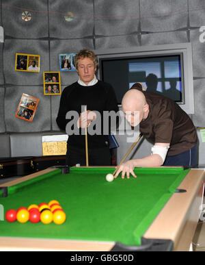 From left to right: Roger Daltrey of the Who plays pool with David Oakley, 19, from Hertfordshire, a cancer patient with spinal cell sarcoma, during a visit to the Teenage Cancer Trust Unit at University College Hospital in central London. Stock Photo