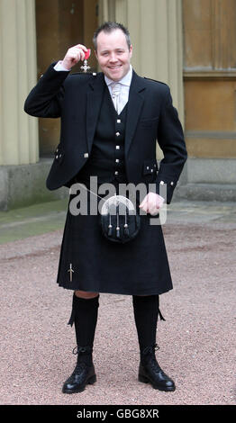 Investiture at Buckingham Palace. Snooker player John Higgins at Buckingham Palace after receiving an MBE from the Princess Royal. Stock Photo