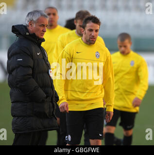 Soccer - Juventus Training Session - Stadio Olimpico. Juventus Manager Claudio Ranieri and Alessandro Del Piero (right) during a training session at the Stadio Olimpico, Turin. Stock Photo